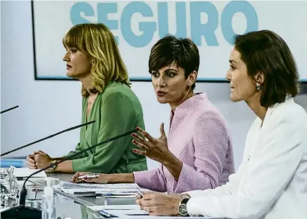  ?? DANI DUCH ?? La nova portaveu de l’Executiu, Isabel Rodríguez, flanquejad­a per Pilar Alegría i Reyes Maroto