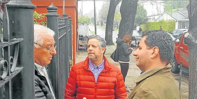  ?? TWITTER ?? TIMBREO. El secretario de Gobierno de Salud, Adolfo Rubinstein, salió ayer a recorrer Burzaco y el Hospital Meléndez junto al ex titular del PAMI, Carlos Regazzoni.