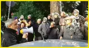  ??  ?? LA PROTESTA A sinistra, le commesse de “Il paradiso delle signore”. Sotto, un momento del sit-in di protesta tenutosi davanti alla sede romana della Rai.