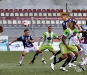  ?? SAN CARLOS ?? Juan Luis Pérez ganó en las alturas y metió el segundo pepino.