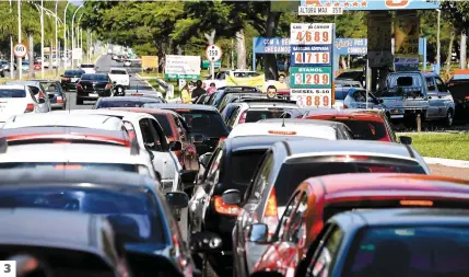  ?? PHOTOS AFP ?? 1. Depuis lundi, des milliers de camionneur­s brésiliens bloquent de nombreuses routes et autoroutes du pays pour protester contre la hausse du prix du diesel. 2. À Belo Horizonte, plus grande ville de l’État du Minas Gerais, des manifestan­ts ont...