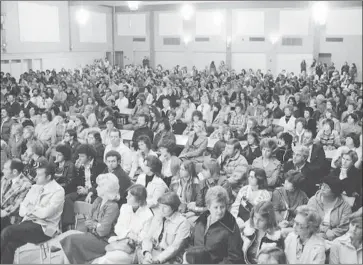  ?? Center for Sacramento History ?? SACRAMENTO residents pack a high school cafeteria in 1977 for an update on the East Area Rapist case. The Times’ “Man in the Window” series found a striking lapse in how authoritie­s treated rape victims at the time.