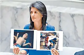  ??  ?? La embajadora de EU en la ONU, Nikki Haley, muestra fotos de víctimas.