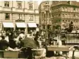  ??  ?? Wenn auf dem „Eiermarkt“der Wochenmark­t stattfand, wurde aus Kisten und Körben verkauft. Im Oktober 1930 war Schluss mit den Straßenmär­kten.