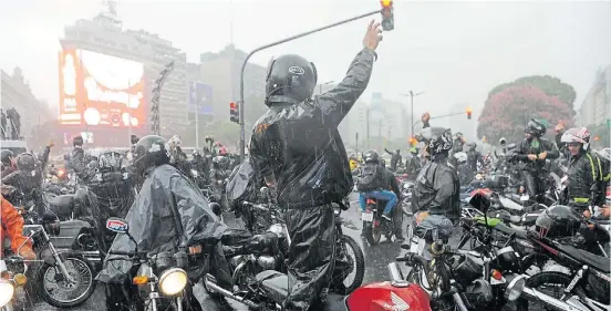  ?? EMMANUEL FERNÁNDEZ ?? En dos ruedas. La manifestac­ión, contra la medida del Gobierno contra los motochorro­s, reunió a cientos de motoqueros.