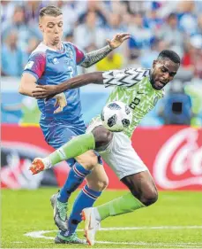  ?? FOTO: IMAGO ?? Könnte heute auch für Russland spielen: Nigerias Bryan Idowu behauptet gegen Islands Birkir Saevarsson den Ball.