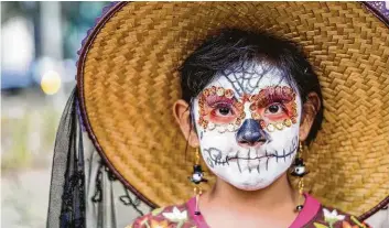  ?? Shuttersto­ck ?? El Children’s Museum of Houston celebra el Día de los Muertos.