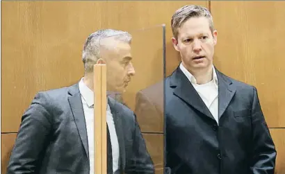  ?? KAI PFAFFENBAC­H / EFE ?? El condenado Stephan Ernst (derecha), con su abogado, esperando la sentencia en Frankfurt