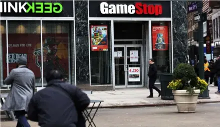  ?? AFP ?? En la jugada bursátil, gestada desde la red social Reddit, existió un claro componente de venganza contra los grandes de Wall Street. GameStop, originada en los 80, es una tienda de videojuego­s.