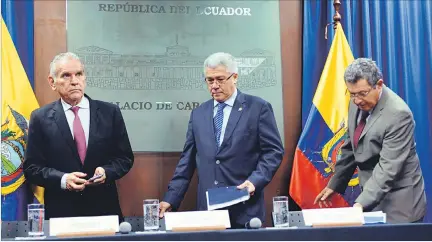  ?? ARCHIVO / EXPRESO ?? Anuncio. El consejero Santiago Cuesta, el secretario Eduardo Jurado y el ministro de Transporte, Aurelio Hidalgo, anunciaron el proyecto Tren Playero.