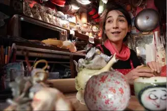  ??  ?? Véronique Pignatta, pas du tout figée telle une poupée de porcelaine, nourrit sa créativité prolifique de biscuits. (Photos Jean-François Ottonello)