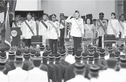  ??  ?? NAJIB memberi tabik hormat pada sambutan Hari Pahlawan di Dataran Pahlawan pada Isnin. -Gambar Bernama