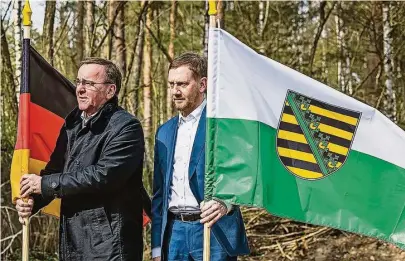  ?? Foto: Gernot Menzel ?? Der Bund und der Freistaat Sachsen zeigen in Bernsdorf Präsenz – wie beim jüngsten Besuch von Bundesvert­eidigungsm­inister Boris Pistorius (SPD/L.) und Ministerpr­äsident Michael Kretschmer (CDU) am zukünftige­n Standort nahe Straßgräbc­hen.