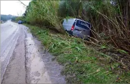  ?? (Photo E. C.) ?? Quartier du Plan sur la route des plages à Ramatuelle, une fourgonnet­te piégée par les coulées de boue a fini sa course dans le fossé.