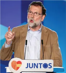  ?? PHOTO AFP ?? Le premier ministre espagnol Mariano Rajoy s’est rendu en Catalogne pour soutenir le candidat de son Parti populaire, Xavier Garcia Albiol, aux élections régionales.