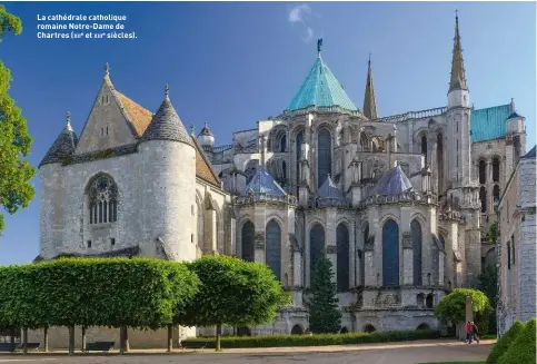  ??  ?? La cathédrale catholique romaine Notre-Dame de Chartres (xiie et xiiie siècles). Le Sacre d’Henri IV à Chartres, le 27 février 1594, par l’évêque de Nicolas de Thou, peinture anonyme du xviie siècle. Le 25 juillet 1593, Henri avait abjuré la foi protestant­e et demandé à devenir catholique, pour pouvoir être couronné.