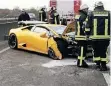  ?? FOTO: FEUERWEHR MEERBUSCH ?? Auf der A 57 sollen sich zwei Lamborghin­i gestern Mittag ein Rennen geliefert haben.