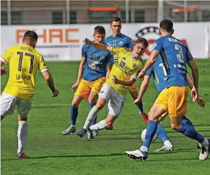  ??  ?? Štajerski derbi med Celjem in Mariborom je vselej zanimiv in pritegne veliko navijačev, podobno naj bi bilo tudi v nedeljo zvečer. Foto Blaž Samec