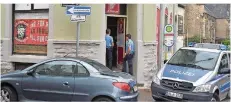  ?? FOTO: BECKER&BREDEL ?? Die Polizei durchsucht­e gestern das Clubheim der Rockergrup­pe „La Familia“in Saarbrücke­n-Burbach.