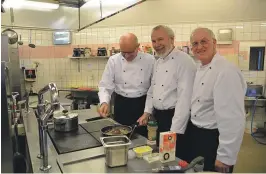  ??  ?? MUNTER GJENG: Oddvar Evenstad (t.v.), Ørnulf Berge og Ingar Ljosland laerer å steke en skikkelig biff.