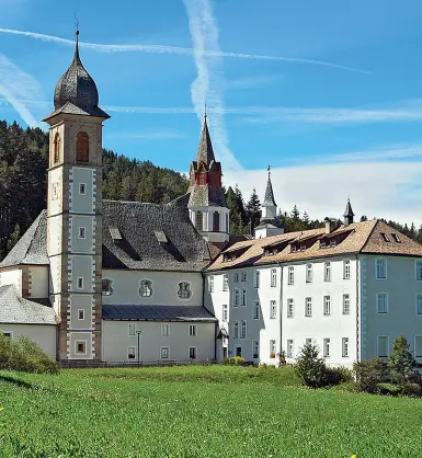 ??  ?? In Alto Adige Numerosi i santuari mariani in regione, da Casez a Dasindo; fra i più famosi quello di Pietralba