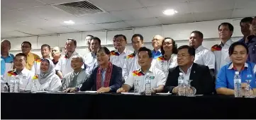  ??  ?? Baru (centre, seated) poses with PKR Sarawak elected representa­tives and leaders after the press conference.