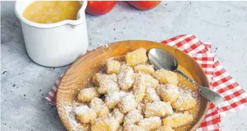  ?? FOTO: KATRIN STÖTTINGER/DPA ?? Gnocchis gehen auch süß: in Zucker und Butter angebraten, serviert mit Apfelmus.