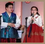  ??  ?? MUTIGES MÄDCHEN Yevon-Isabelle Jun singt mit Tenor Taekyung Shim