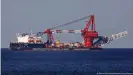  ??  ?? Trotz US-amerikanis­cher Sanktionen baut das russische Verlegesch­iff "Fortuna" weiter an Nord Stream 2