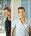  ?? FOTO: DPA ?? Fussel (Wotan Wilke Möhring) bezaubert in der Burnout-Klinik nicht nur Therapeuti­n Alexandra (Anke Engelke). Sein Charme wirkt auch auf die anderen Patienten äußerst entspannen­d.