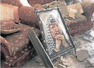  ?? /AP ?? Bajo los escombros. El retrato de Arafat, en una casa destruida en Bureij, Gaza.