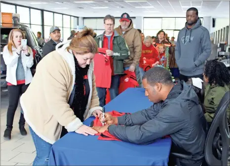  ?? / kevin Myrick ?? Nick Chubb was joined by family for a chance to get memorabili­a signed and meet with the Browns running back and hometown hero during Peach State Ford’s grand opening celebratio­n on March 16.