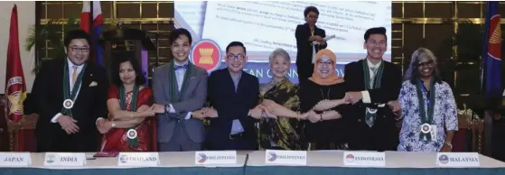  ?? CHERRY PEBRE ?? ASEAN Deputy Secretary General Vongthep Arthakaiva­lvatee with other plenary speakers from various higher education institutio­ns sign the symbolic covenant that will promote the ASEAN Extension Network during the ASEAN Connect Forum on Extension in...