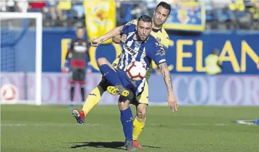  ?? EFE / DOMENECH CASTELLÓ ?? Borja Bastón protege el balón en un partido de la temporada pasada en el Alavés ante el Villarreal.