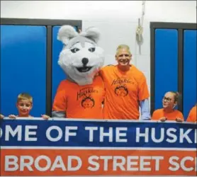  ?? PHOTOS BY JOHN BREWER — ONEIDA DAILY DISPATCH ?? North Broad Street students celebrate their new mascot with retiring Principal Bill Simmons.