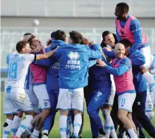  ??  ?? La gioia del Pescara per il gol del pari a tempo scaduto, contestato dal Lecce