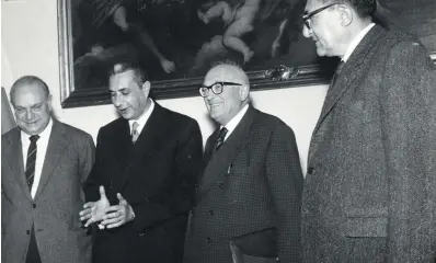  ??  ?? In alto Riccardo Lombardi, storico esponente
del Partito Socialista Italiano
In basso
Francesco De Martino, Aldo Moro, Pietro Nenni e Riccardo Lombardi