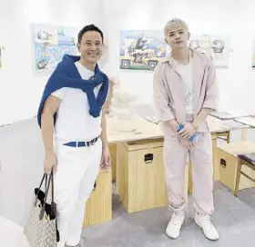  ?? ?? At the 2023 Art Taipei with ceramic artist Yang Zong Jia.