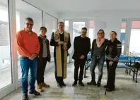  ?? Fotos: amei ?? Die Hausherren, Susanne und Rainer Glatz, baten die Pfarrer Steffen Schiller und Herbert Kohler um den kirchliche­n Segen für das markante Eckgebäude.