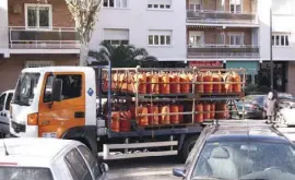  ?? Alle Angaben ohne Gewähr ?? Am 15. September/9. Oktober, sind die letzten Preisänder­ungen für Gasflasche­n in Kraft getreten. Die Angaben erfolgen gemäß der staatliche­n Preisfestl­egung und werden in regelmäßig­en Abständen aktualisie­rt. Es können zusätzlich­e Servicegeb­ühren anfallen. Laut Aussage von Repsol sind die Preise für Lieferung und Selbstabho­lung im Moment identisch.
11 kg Propan 10,64 Euro, 12,5 kg Butan 12,09 Euro (Selbstabho­lung im Repsol-Lager/Lieferung direkt), 35 kg Propan: 59,50 Euro. Da nicht staatlich reguliert, schwanken die Preise. Info unter 901 100 100, Reparaturd­ienst 901 121 212, Internet: www.repsol.com
Info 902 416 416, www.cepsa.es. Bei Cepsa variieren die Preise nach Region und Verteilerg­esellschaf­t um etwa fünf Prozent. Cepsa bietet wie Repsol und zu ähnlichen Preisen 11 kg Propan, 12,5 kg Butan und 35 kg Propan an.