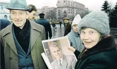  ?? SERGUÉI SUPINSKI / AFP ?? Una simpatizan­te, con una foto de Kravchuk en Kyiv, el día antes de su triunfo del 1 de diciembre de 1991