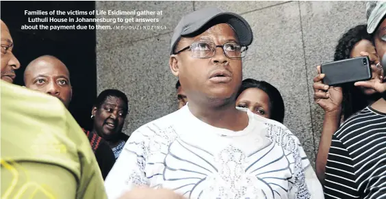  ?? /MDUDUZI NDZINGI ?? Families of the victims of Life Esidimeni gather at Luthuli House in Johannesbu­rg to get answers about the payment due to them.