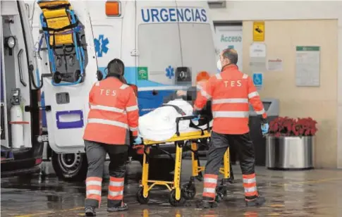  ?? VALERIO MERINO ?? Imagen de un ingreso en las Urgencias del Hospital Reina Sofía de Córdoba