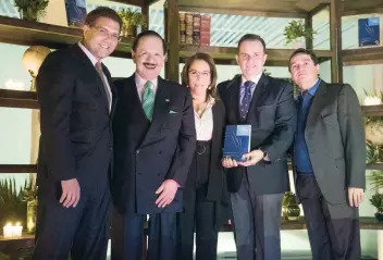  ??  ?? El senador Armando Ríos Piter, el Presidente Ejecutivo y del Consejo de Administra­ción de EL UNIVERSAL, Licenciado Juan Francisco Ealy Ortiz; la comunicado­ra Fernanda Familiar, el autor Ulrich Richter, y el magistrado Horacio Hernández.