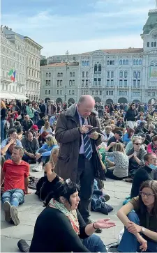  ?? (Ansa) ?? La protesta Ieri in piazza Unità d’Italia, i manifestan­ti si sono seduti a terra