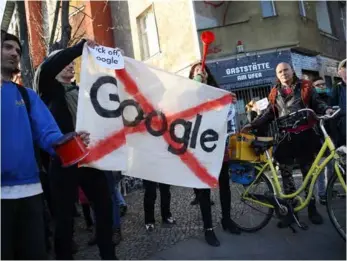  ??  ?? Des manifestan­ts protestent, le 6 avril, contre l’ouverture par Google d’un incubateur de startups à Berlin.