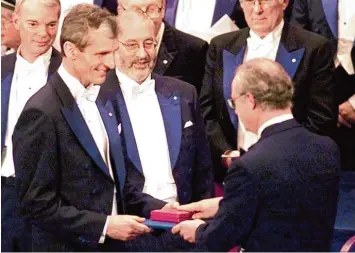  ?? Foto: dpa ?? Der große Moment: Im Jahr 2001 überreicht­e der schwedisch­e König Karl Gustav den Nobelpreis an den Physiker Wolfgang Ket terle.