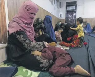  ?? PHOTO BY PAULA BRONSTEIN — GETTY IMAGES ?? Displaced Afghan women and children from Kunduz are seen at a mosque that is sheltering them on August 13, 2021in Kabul, Afghanista­n.