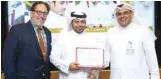  ??  ?? Al-Mansoori and Kennedy hand out the completion certificat­e to a participan­t.