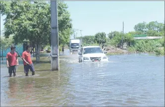  ??  ?? Camionetas de la SEN y de la Comuna ingresan con dificultad a los lugares inundados.